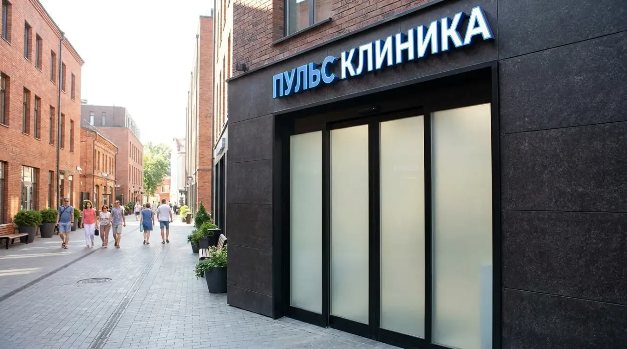 Раздвижная входная дверь в вечернем освещении