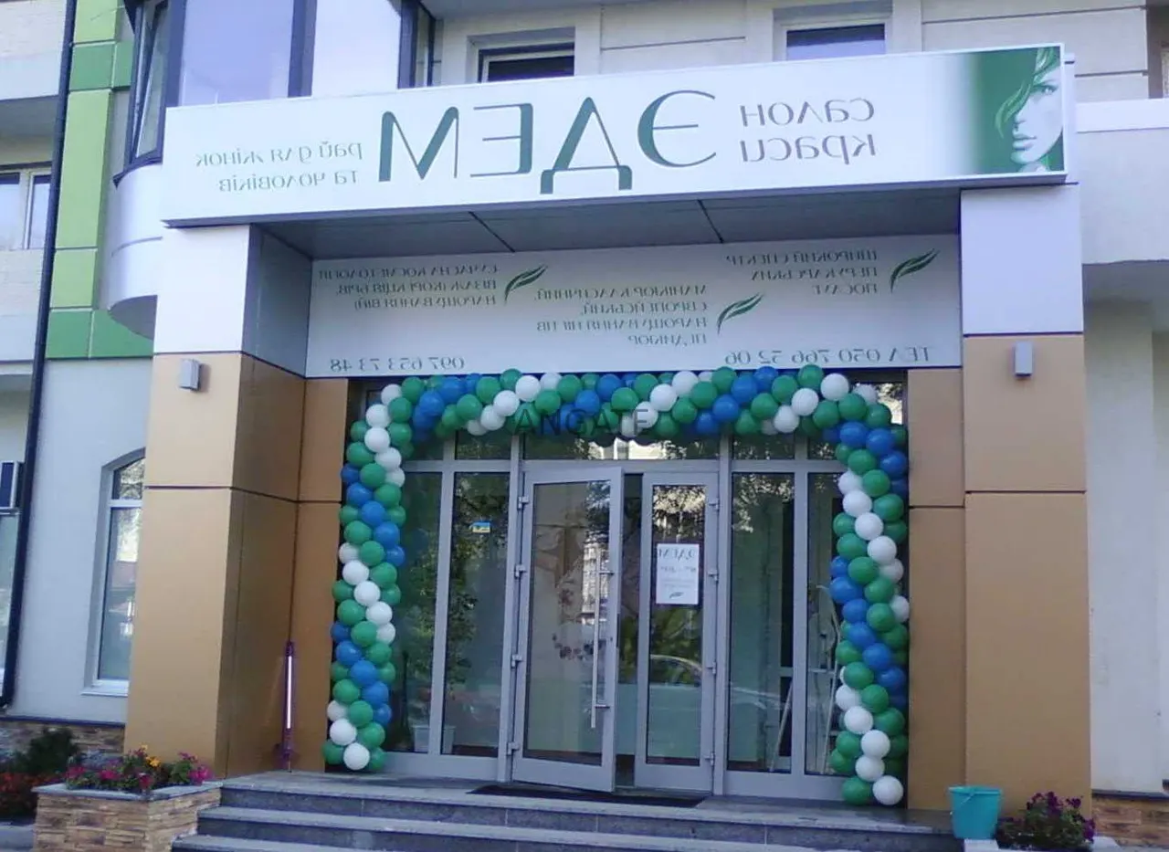 Качественная входная группа для салона красоты — подбор и примеры — фото 9
