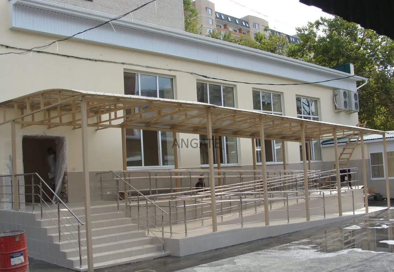 Особенности дверей входной группы больницы — главные требования