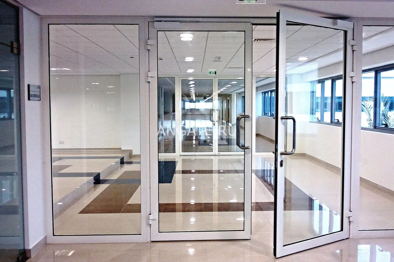 Перегородка из ПВХ с дверью — фото 19