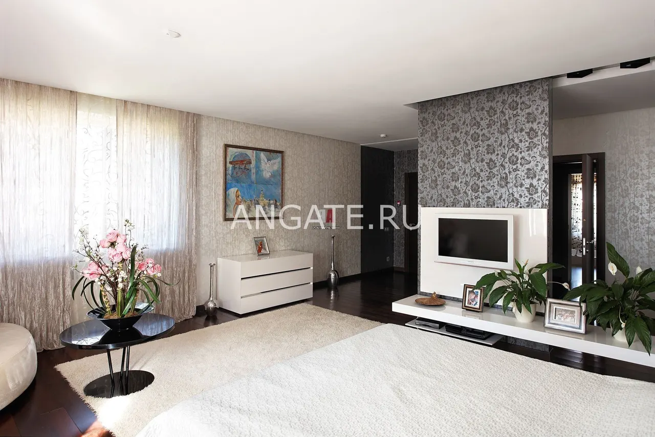 Перегородка с телевизором для зонирования — фото 7