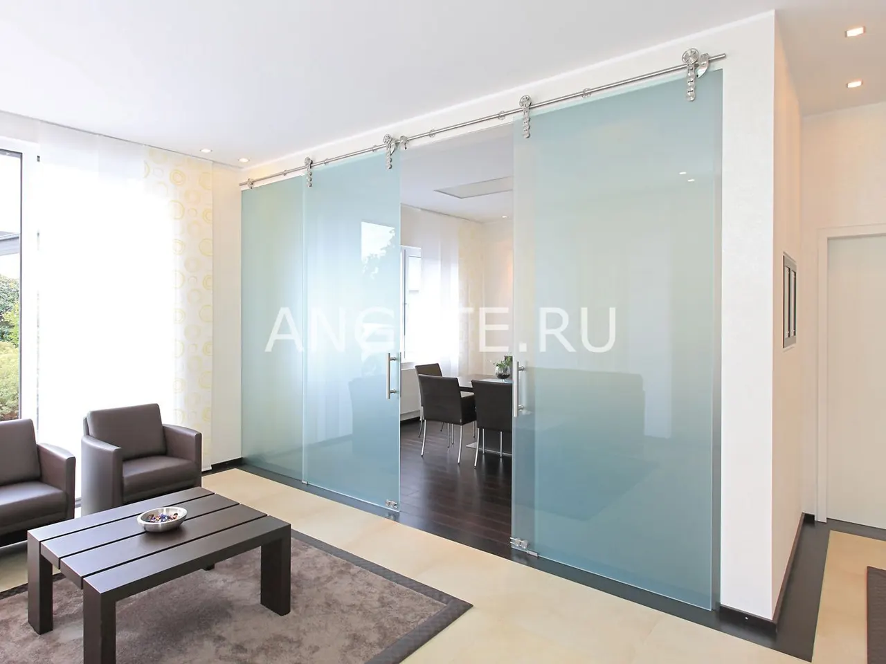 Раздвижные перегородки для зонирования пространства в комнате — фото 2